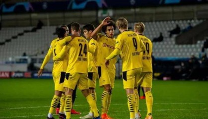  多特蒙德青训小将梅开二度惊艳全场观众  