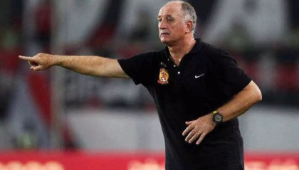  锤子帮主帅激情指挥助球队斩获关键三分